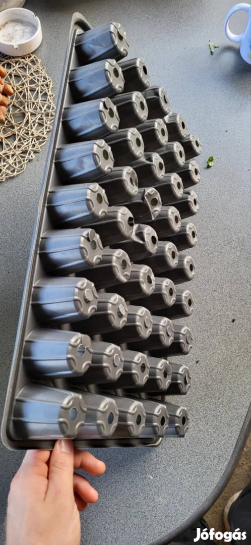 Palánta nevelő tálca.