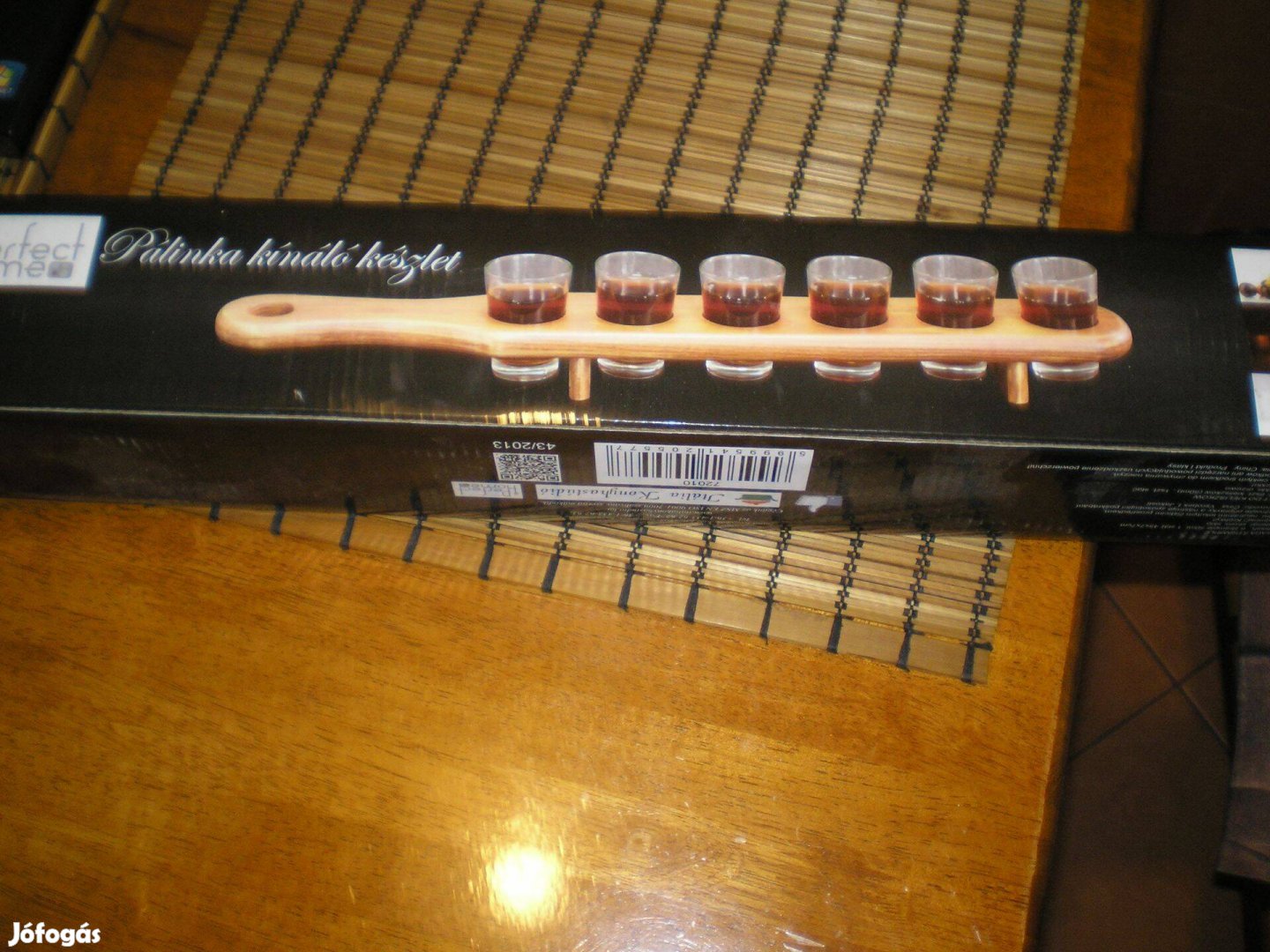 Pálinka kínáló készlet fából dobozában Perfekt Home