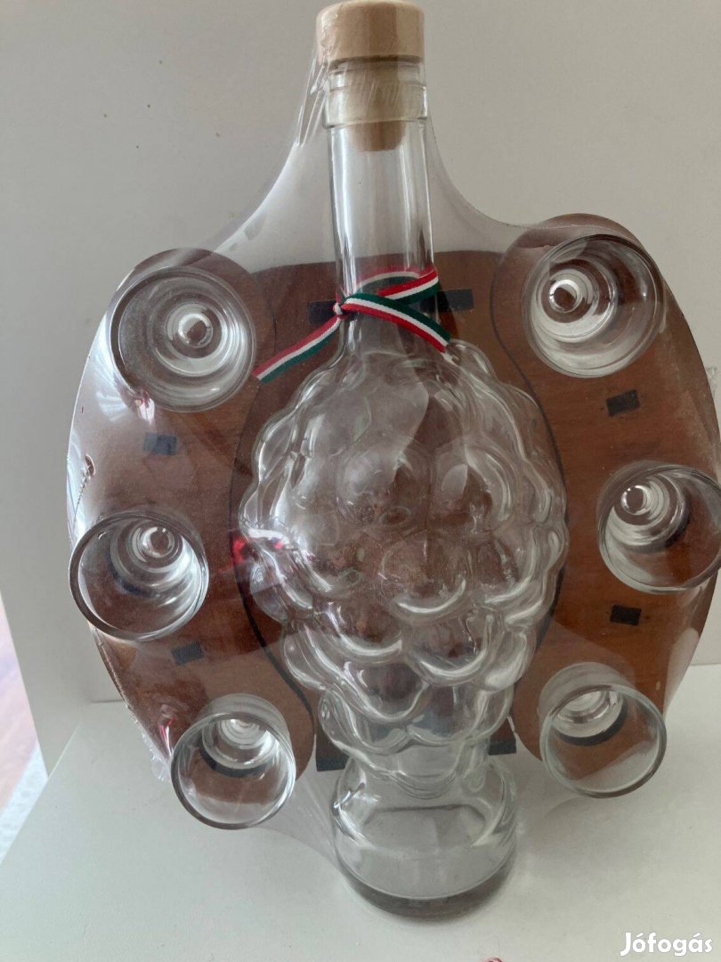 Pálinkás kínáló szett poharak és szőlő alakú üveg