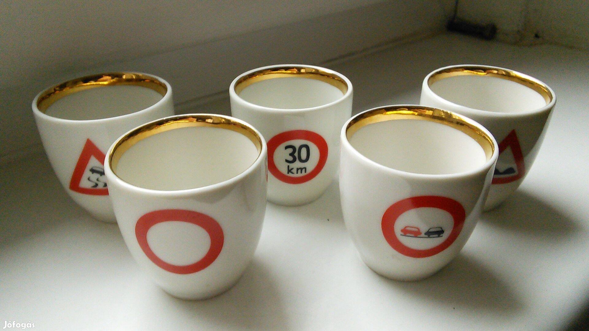 Pálinkás kupica KRESZ közlekedési tábla mintás porcelán vicces pohár
