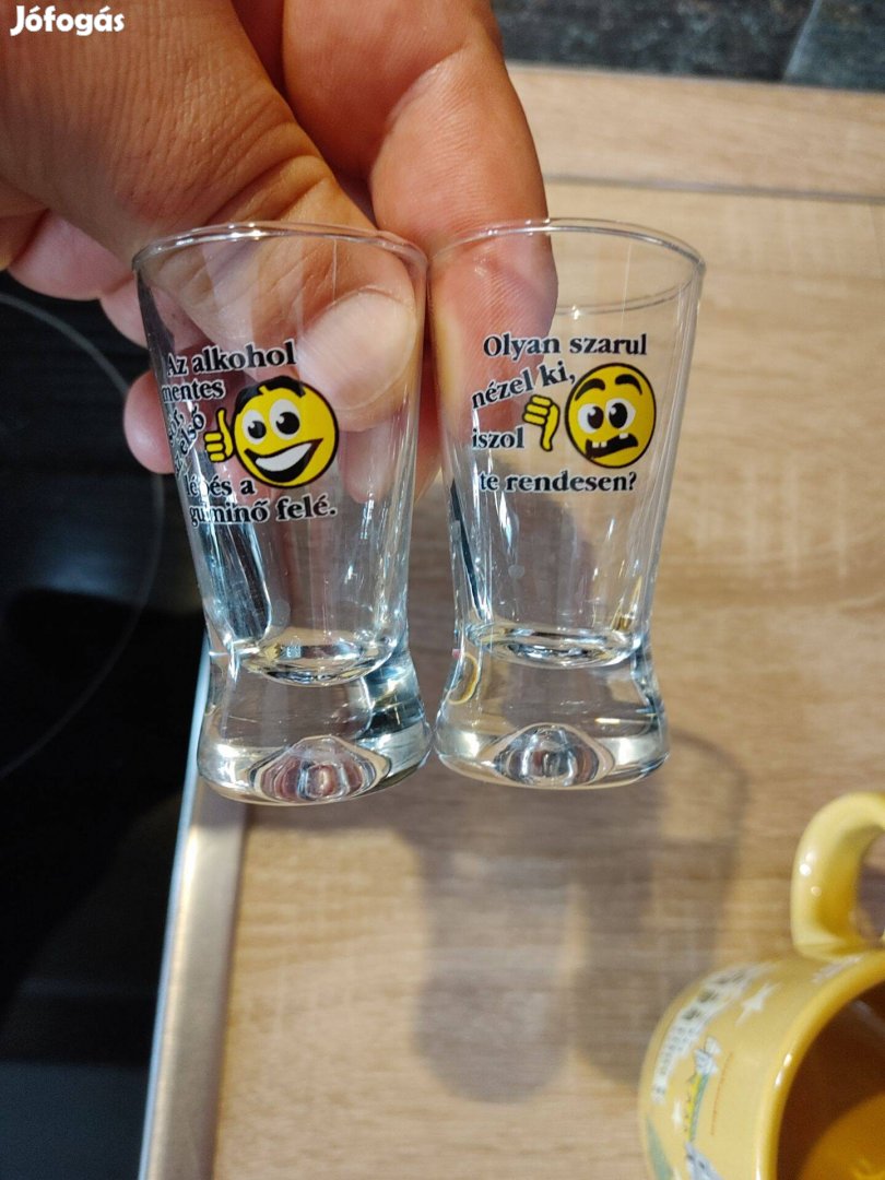 Pálinkás poharak párban -olyan szarul nézel ki iszol te rendesen