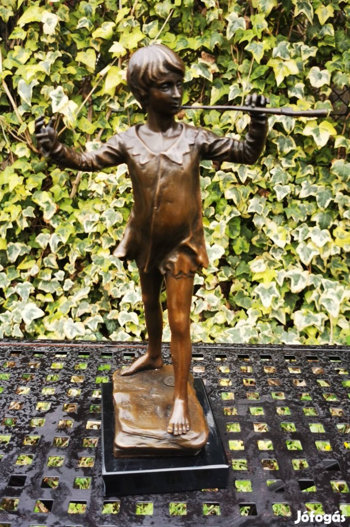 Pán Péter - bronz szobor