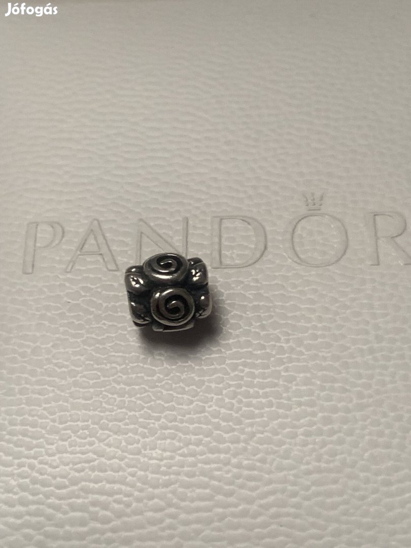 Pandora rózsalevél charm