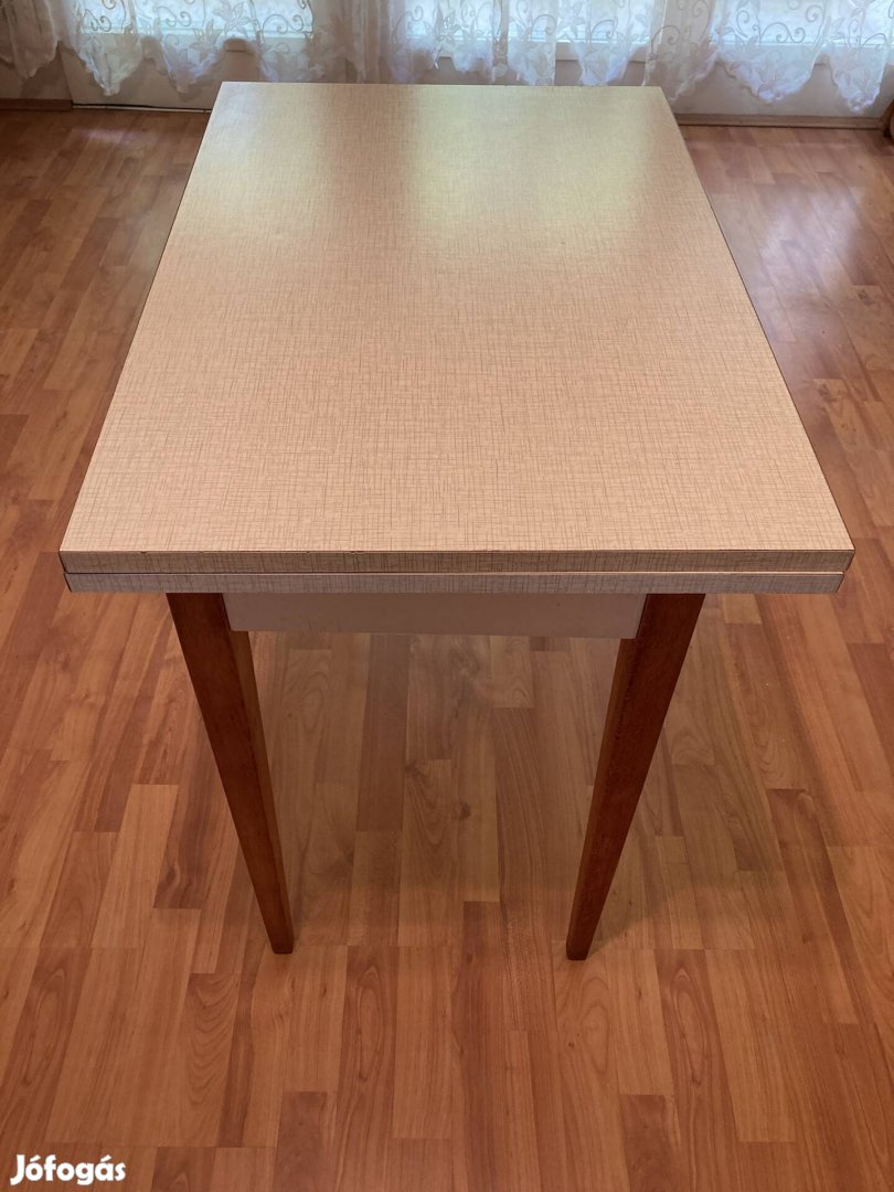 Panelbe kisméretű konyhai asztal