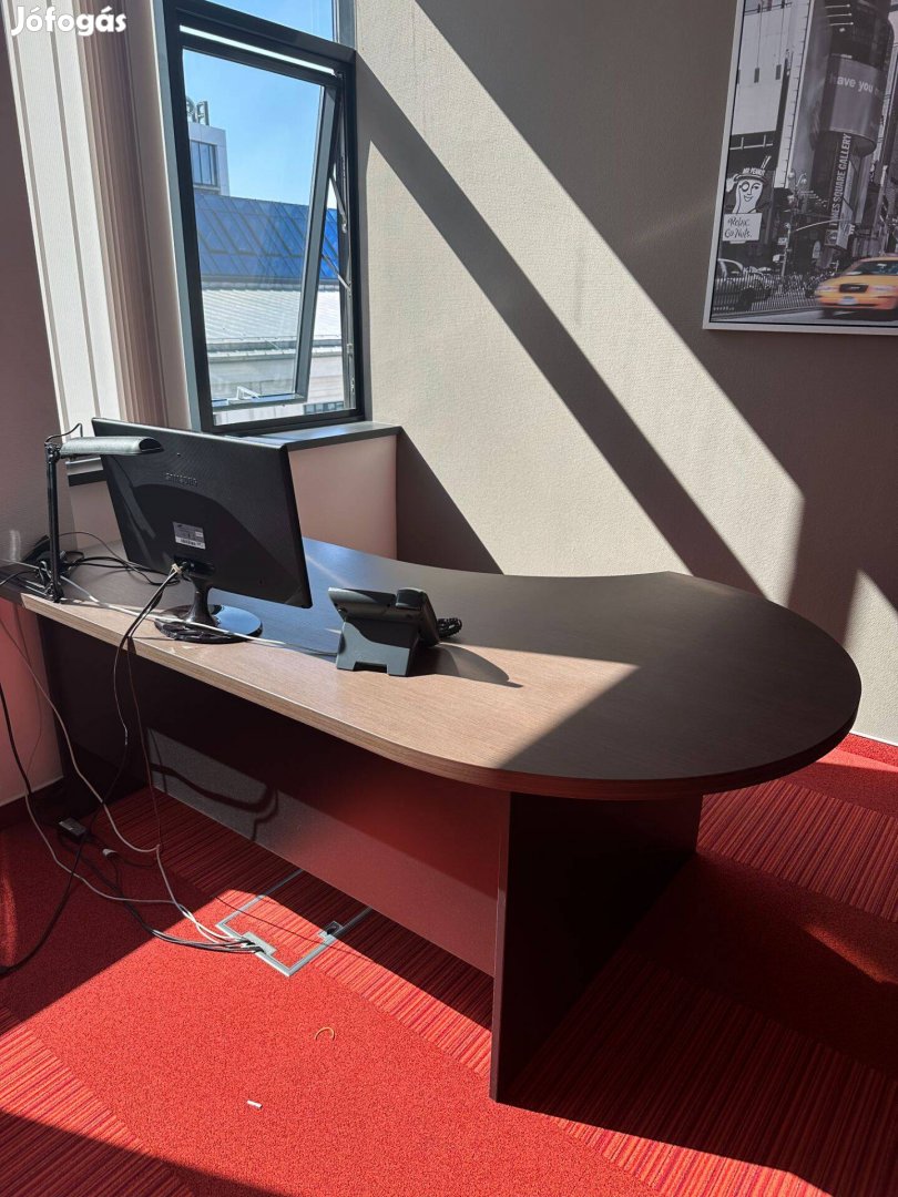 Panellábas vezetői íróasztal