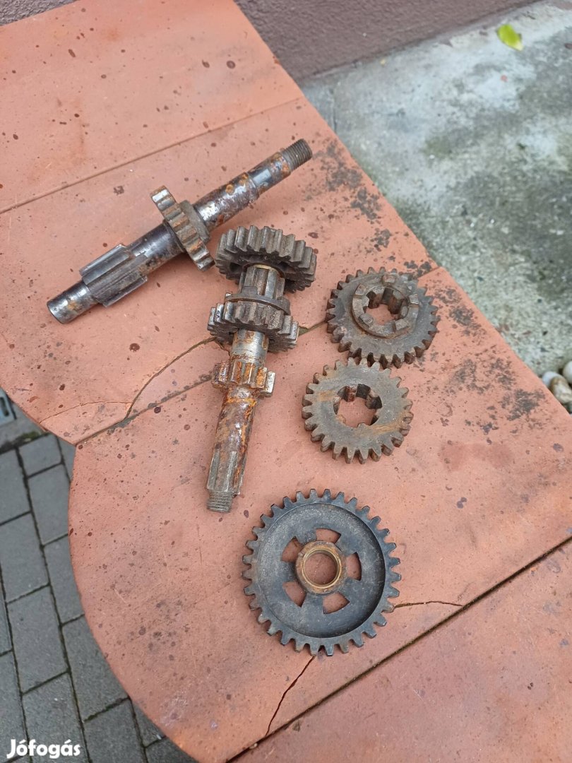 Pannónia alkatrész.