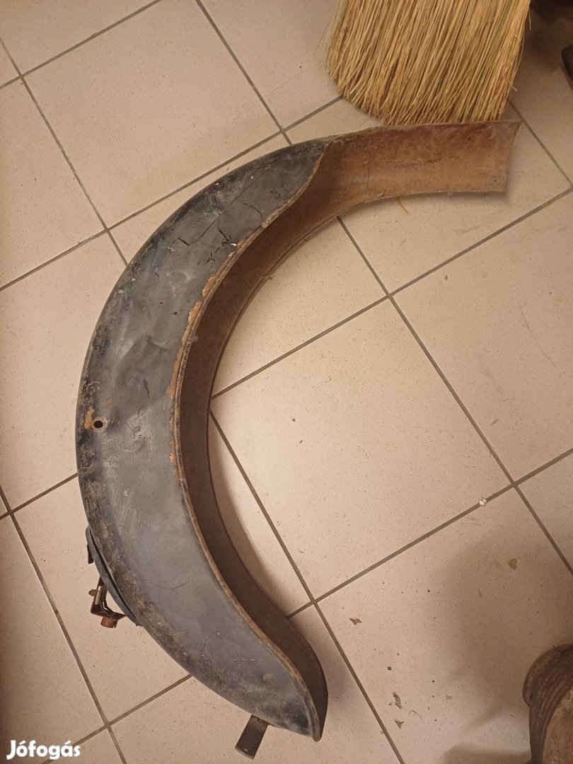 Pannónia hátsó sárvédő.