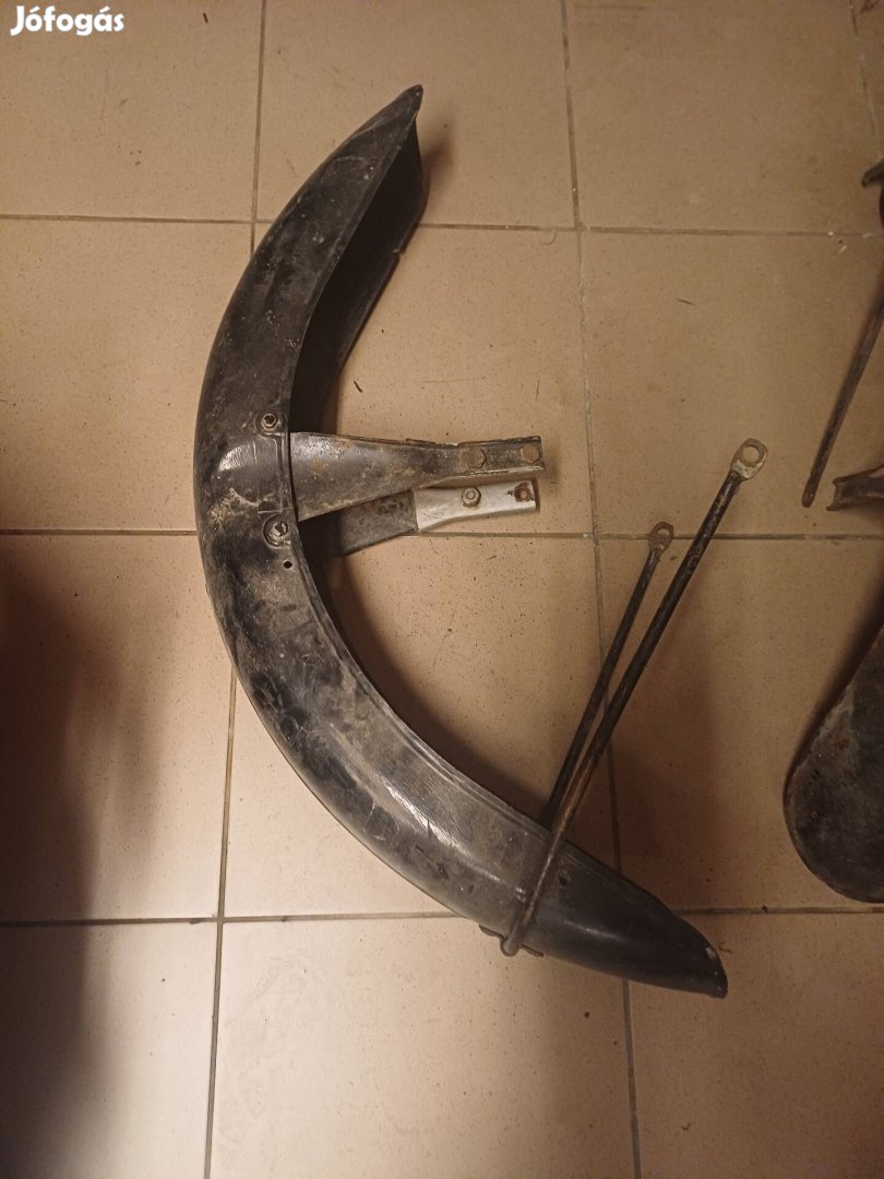 Pannónia műanyag első sárvédő.