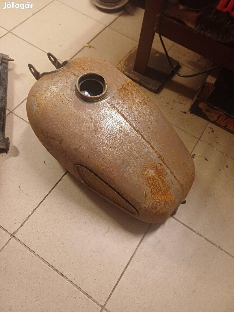 Pannónia üzemanyag tartály.