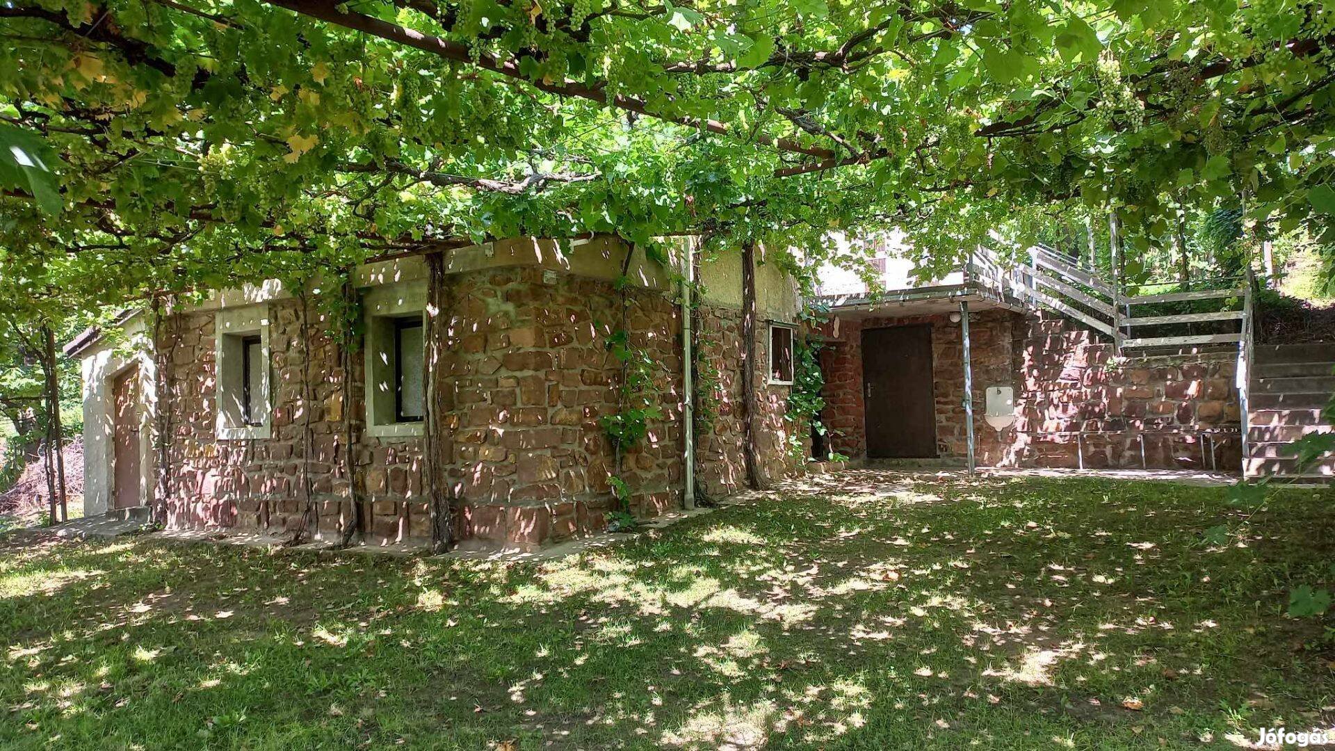 Panorámás, 3 szintes nyaraló eladó Badacsonytördemicen