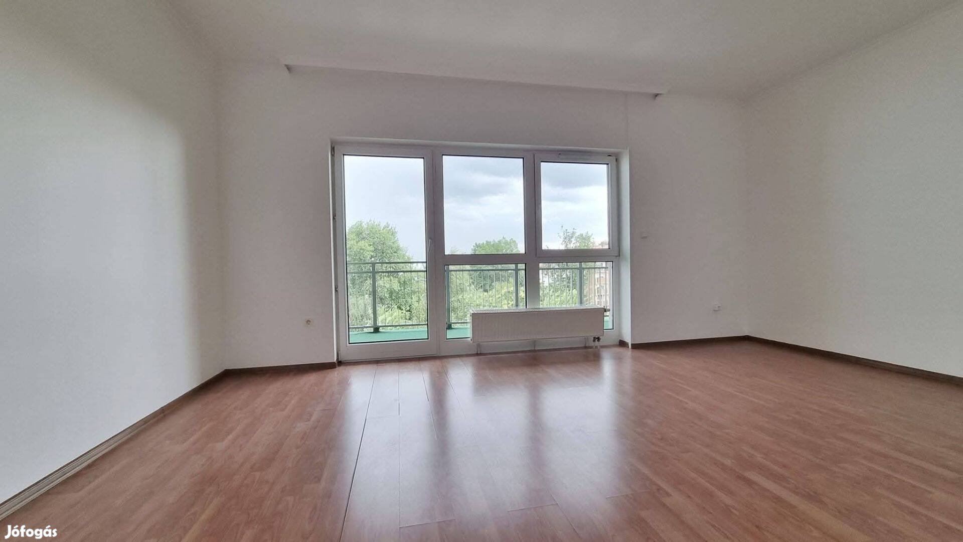 Panorámás, Erkélyes Otthon A Belváros Közelében Azonnal