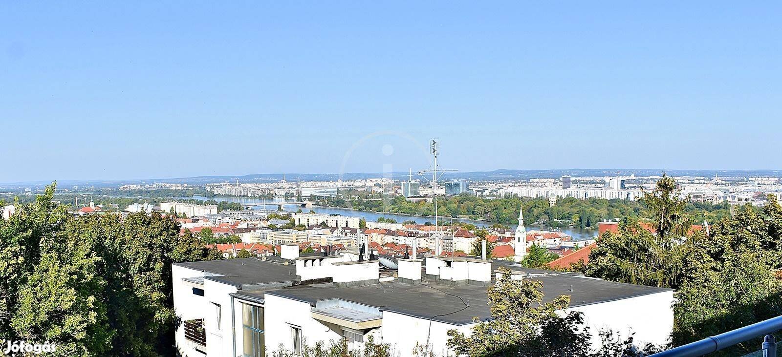 Panorámás, Teraszos, Igényes, 2 Garázsbeállóval, Tárolóval Lakás Kiadó