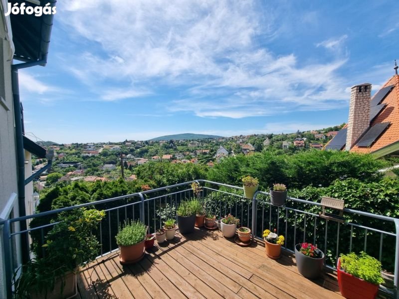 Panorámás, madárcsicsergős otthon a Mecsek csendes utcájában