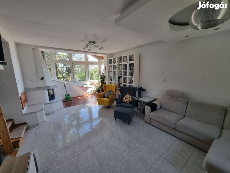 Panorámás, madárcsicsergős otthon a Mecsek csendes utcájában