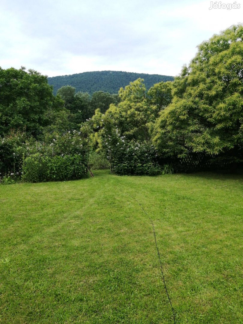 Panorámás, összközműves építési telek