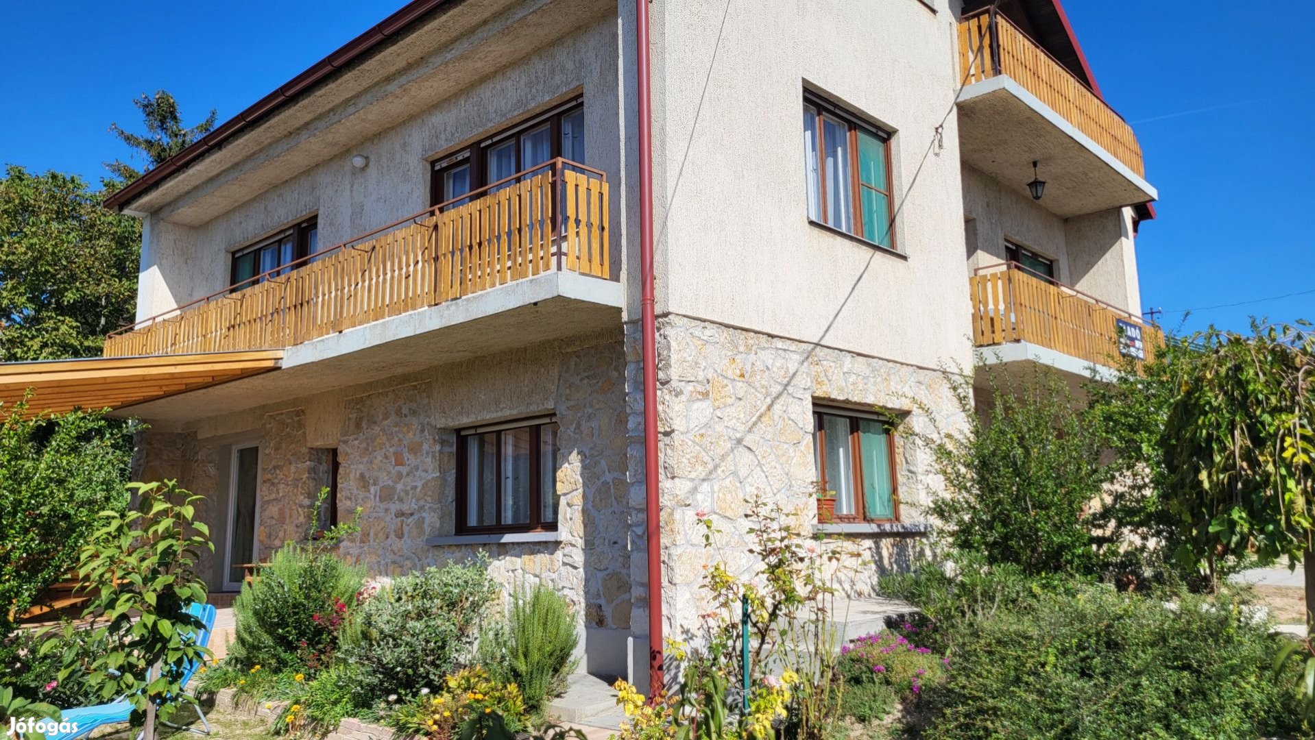 Panorámás családi ház eladó Balatonalmádiban.