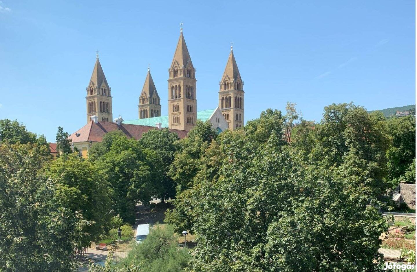 Panorámás két szobás, bútorozott lakás Pécs belvárosában