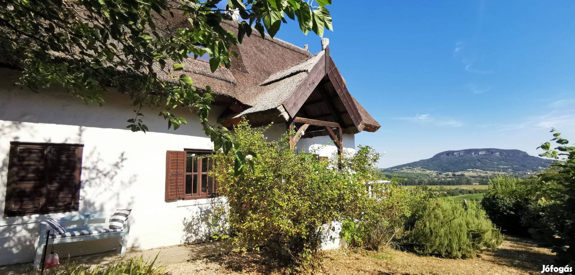 Panorámás nyaraló a Szent György-hegy déli oldalán eladó!