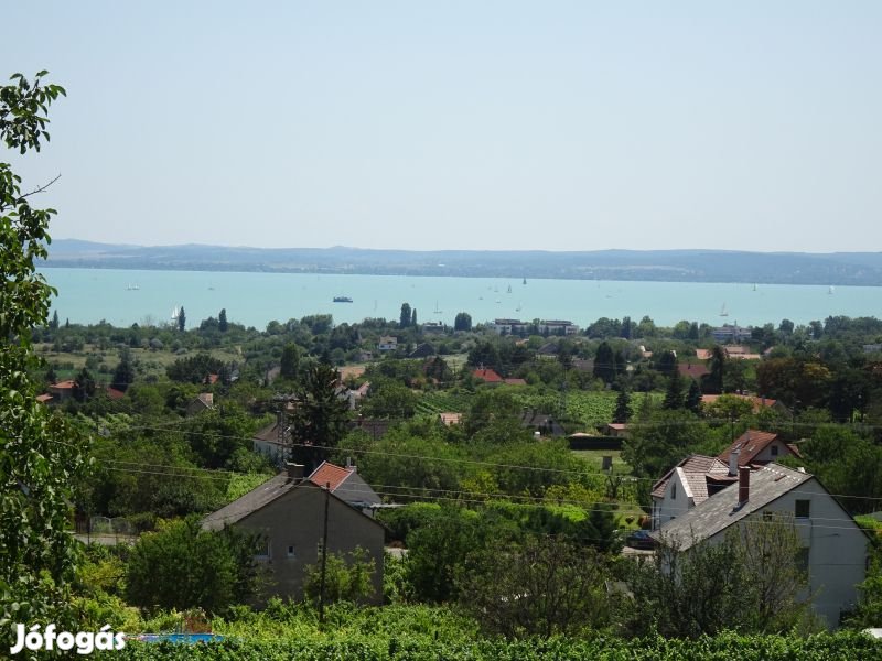 Panorámás nyaraló eladó Csopakon