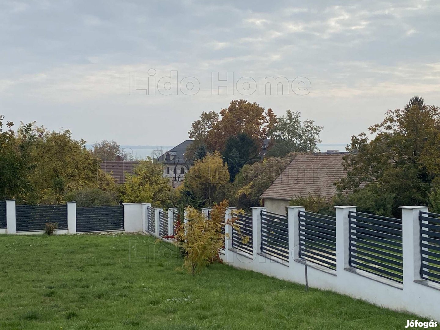 Panorámás összközműves telek Balatonkenese zsákutcájában