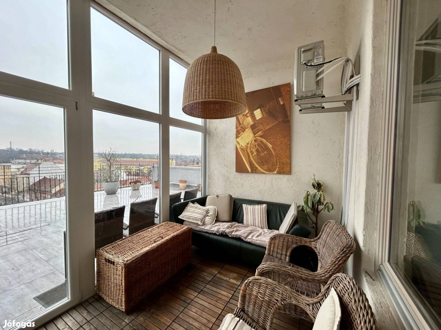 Panorámás penthouse lakás eladó, 100 m privát tetőterasszal!