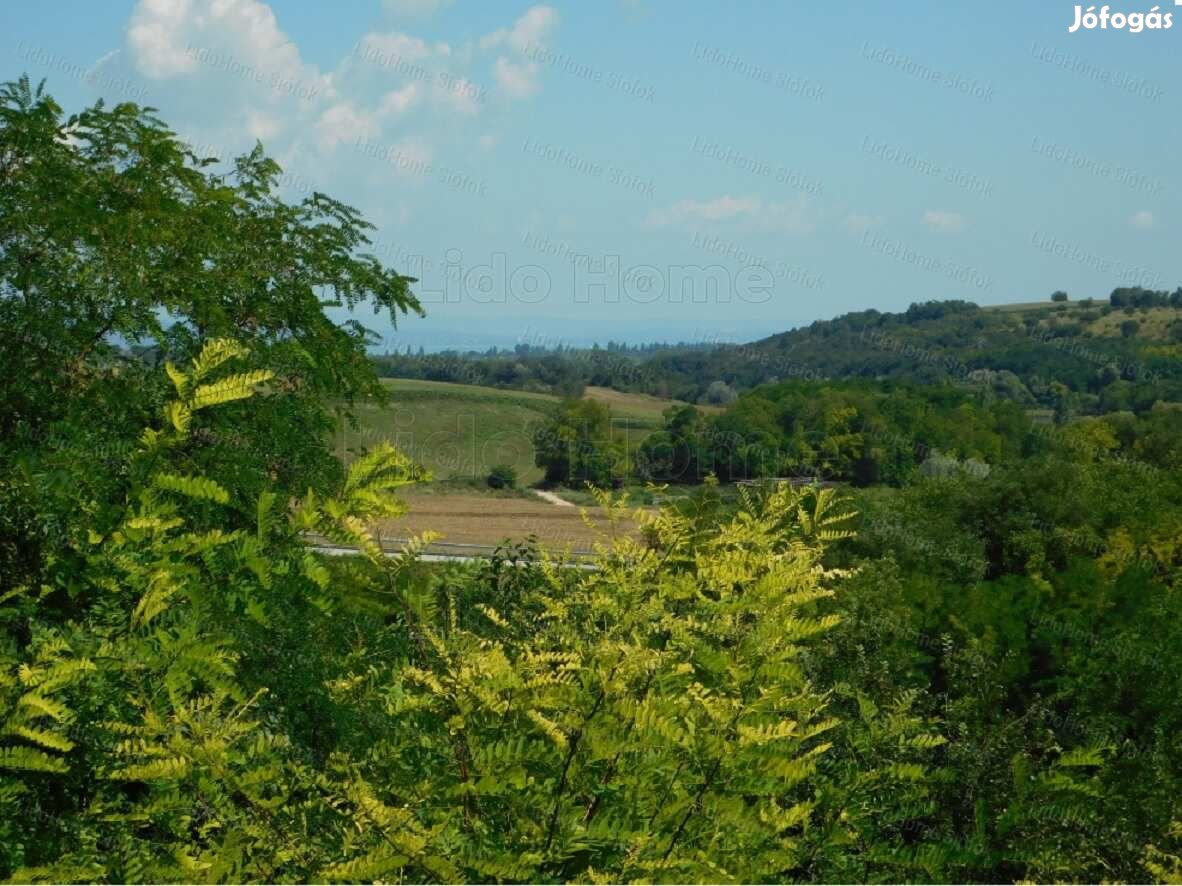 Panorámás telek Balatonendréden!