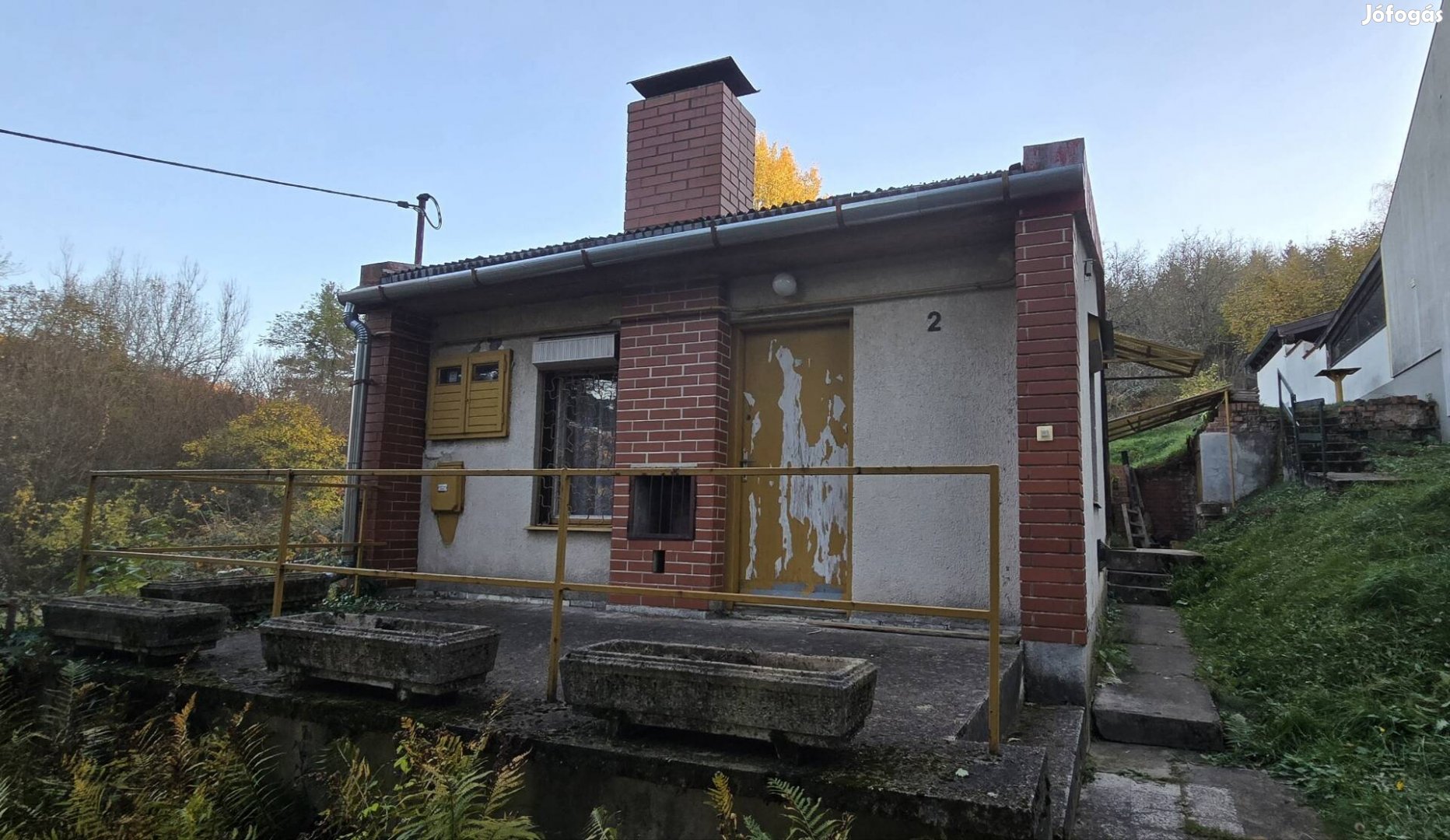 Panorámás telek kis házzal