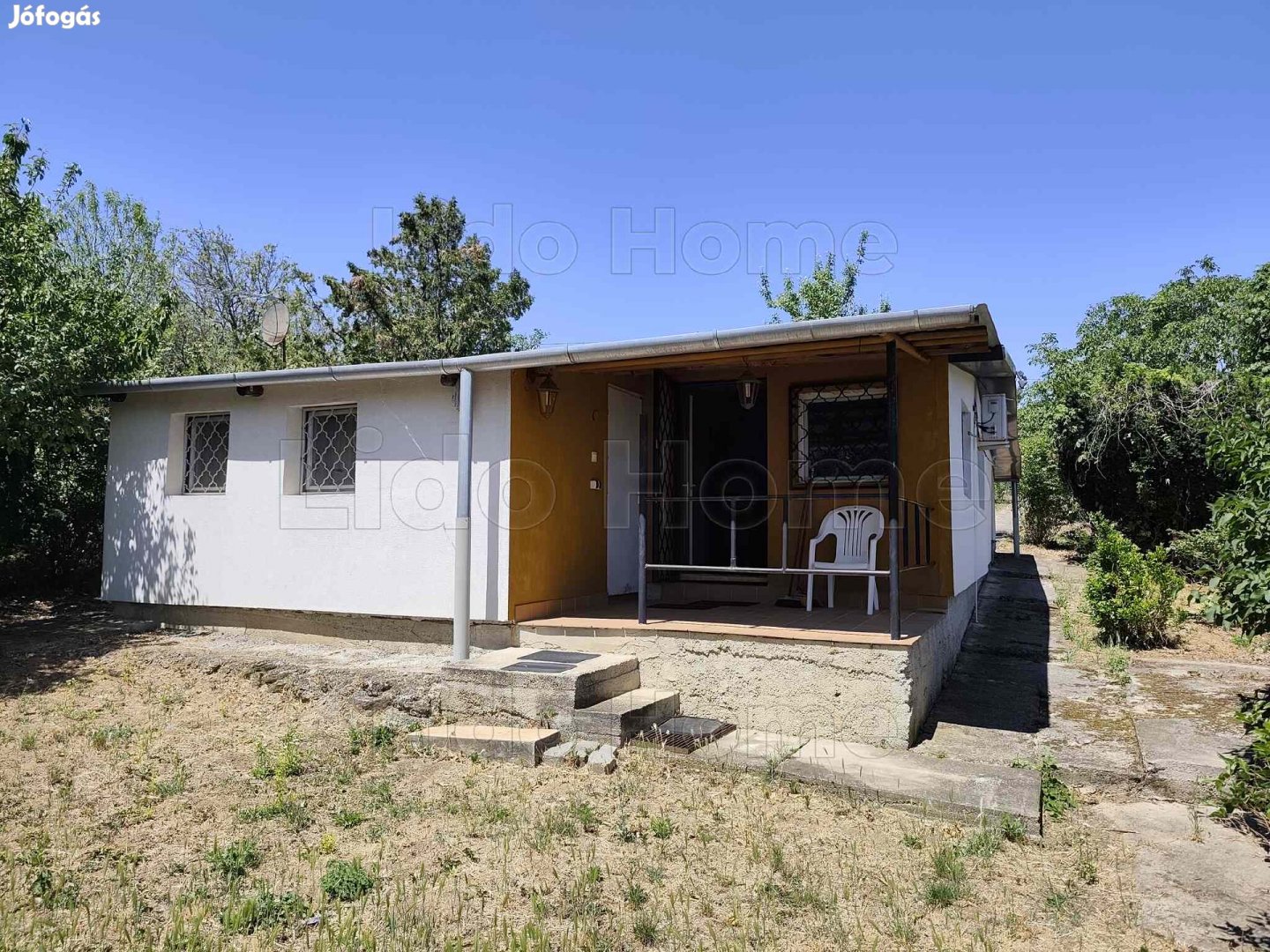 Panorámás zártkerti telek Balatonalmádiban, nyaralóval!