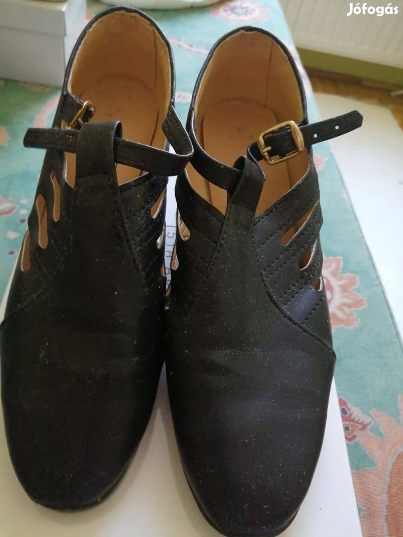 Pántos, fekete, alig használt női bőrcipő, 40-es méretű eladó