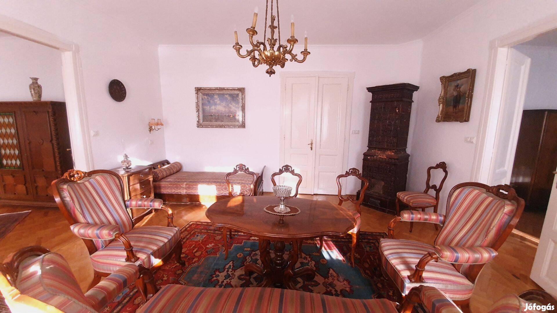 Pápa belvárosában polgári villa felső szintje kiadó