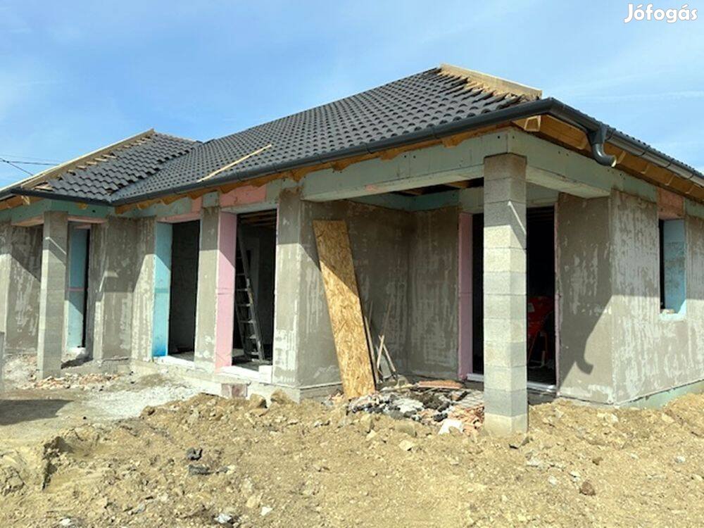 Pápán újépítésű szerkezetkész családi ház eladó
