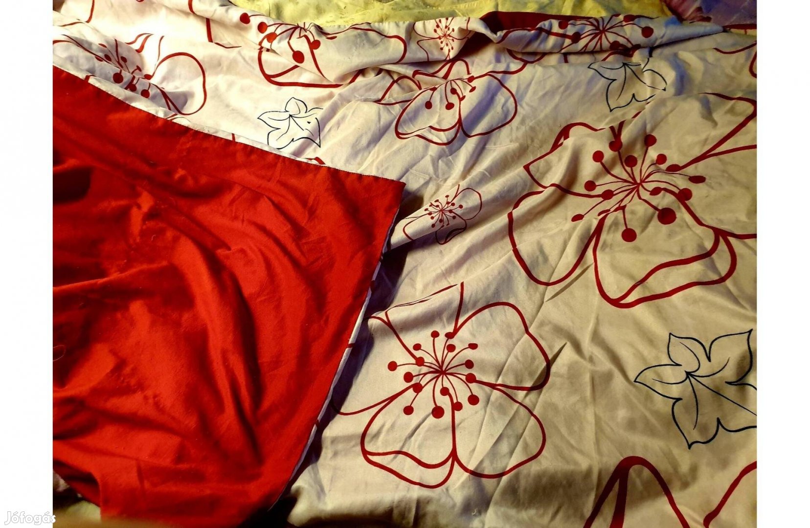 Paplanhuzat piros es piros mintas oldalu