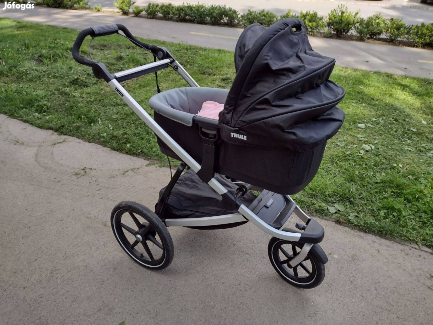 Pár alkalommal használt Thule Urban Glide Bassinet Black mózeskosár