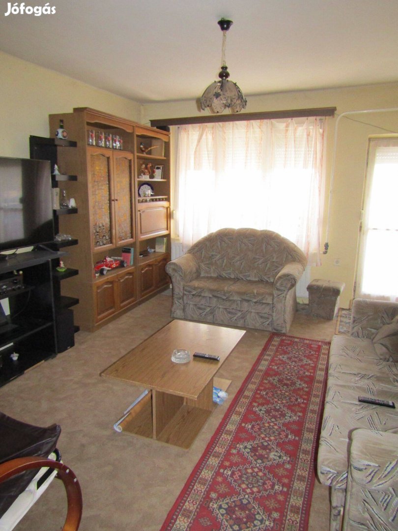 Parádon 100 nm alapterületű, tégla falazatú családi ház