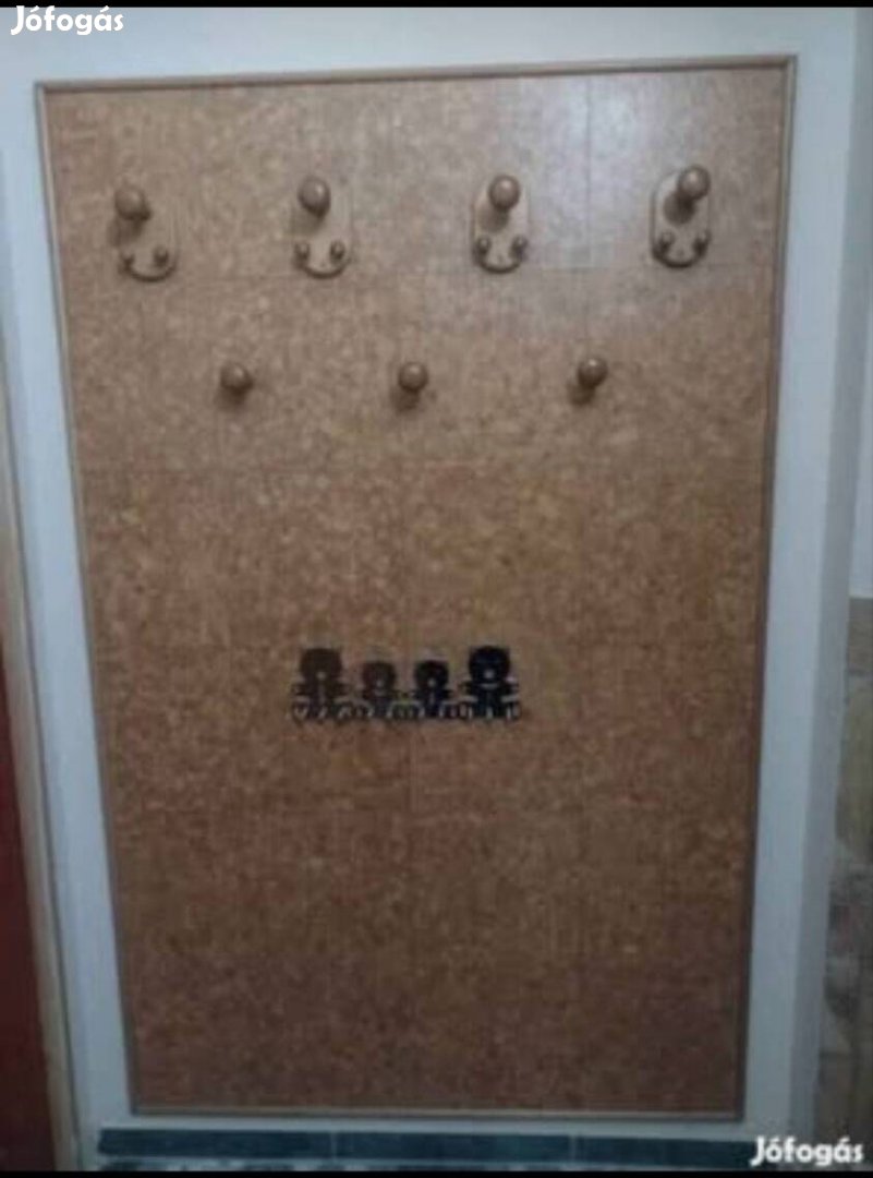 Parafa hatású családi előszobafal akasztókkal újszerű