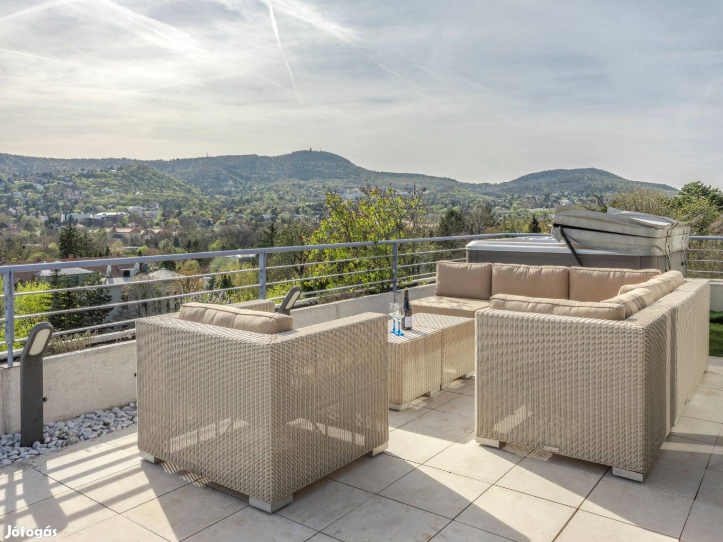 Páratlan belső kétszintes penthouse Törökvészen eladó!