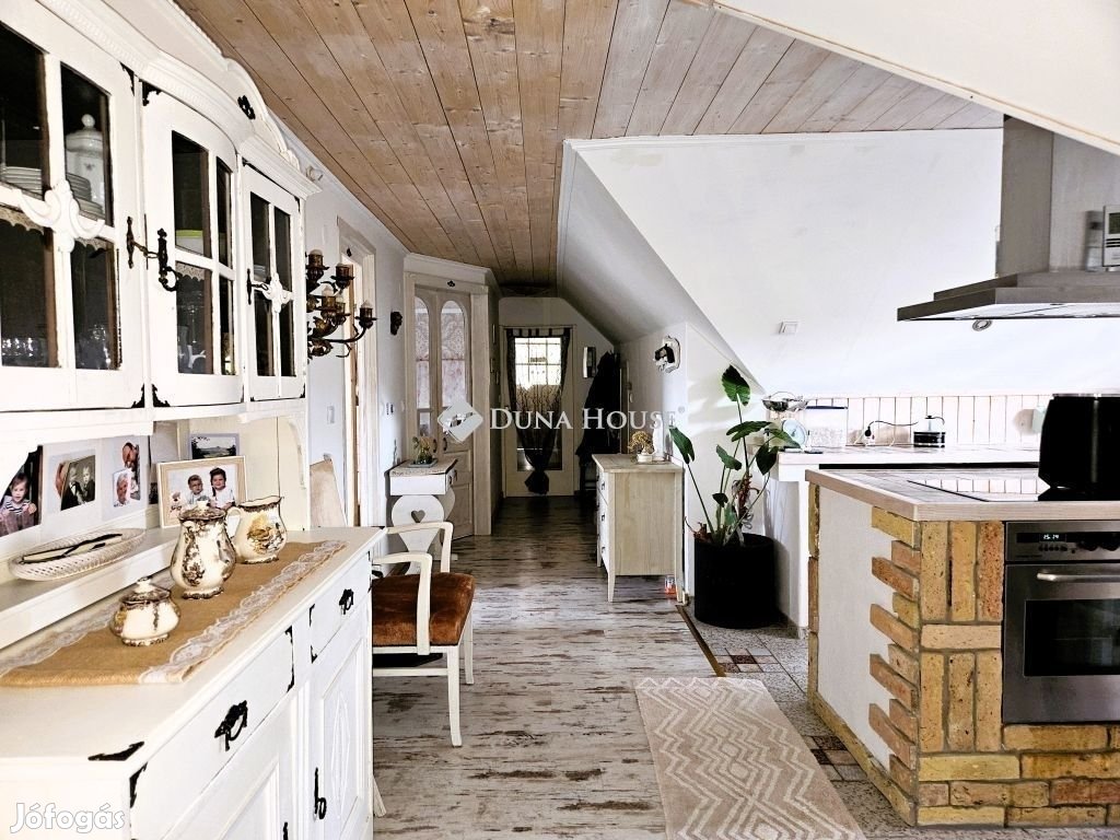 Páratlan hangulatú, kétgenerációs családi ház eladó
