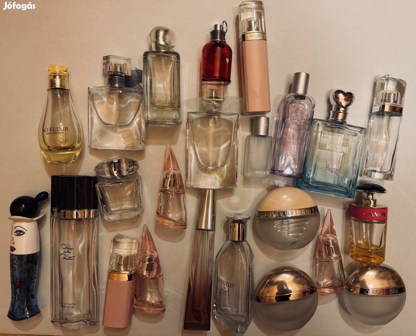 Parfümös üvegek üresek