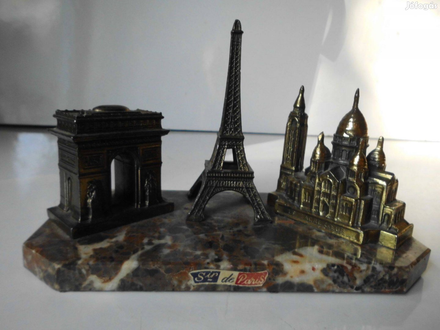 Párizs nevezetességei márvány talpas asztali dísz