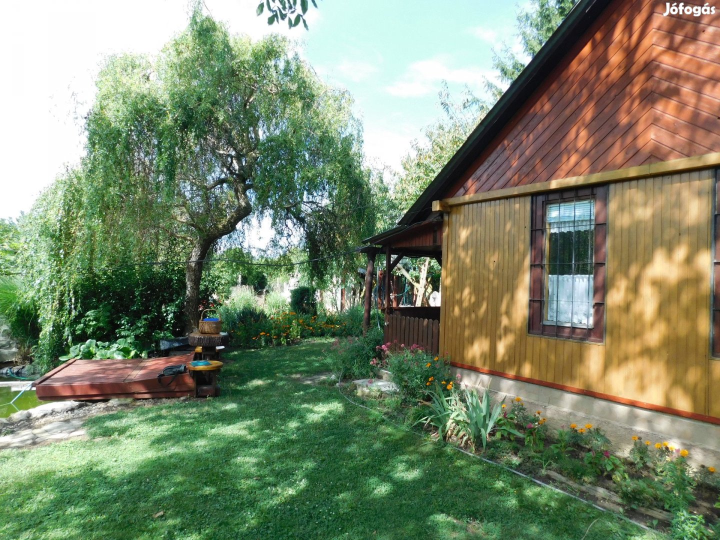 Parkerdei, dupla telken elhelyezkedő szép kert lakható házzal eladó