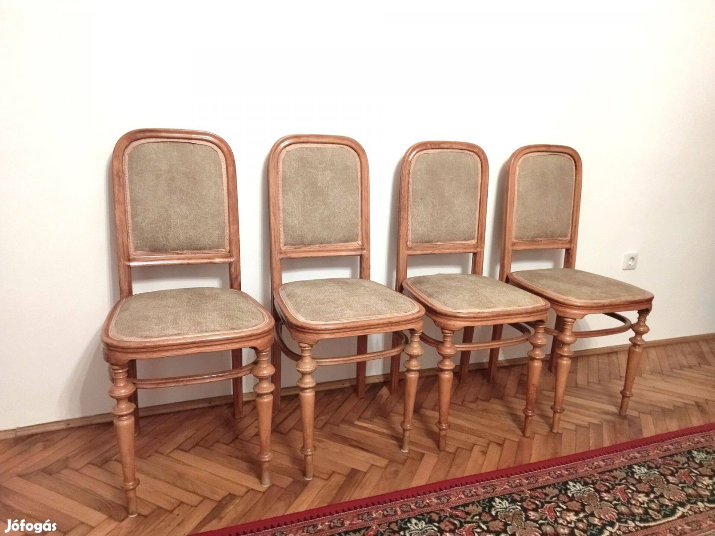 Parlamentből származó antik thonet székek