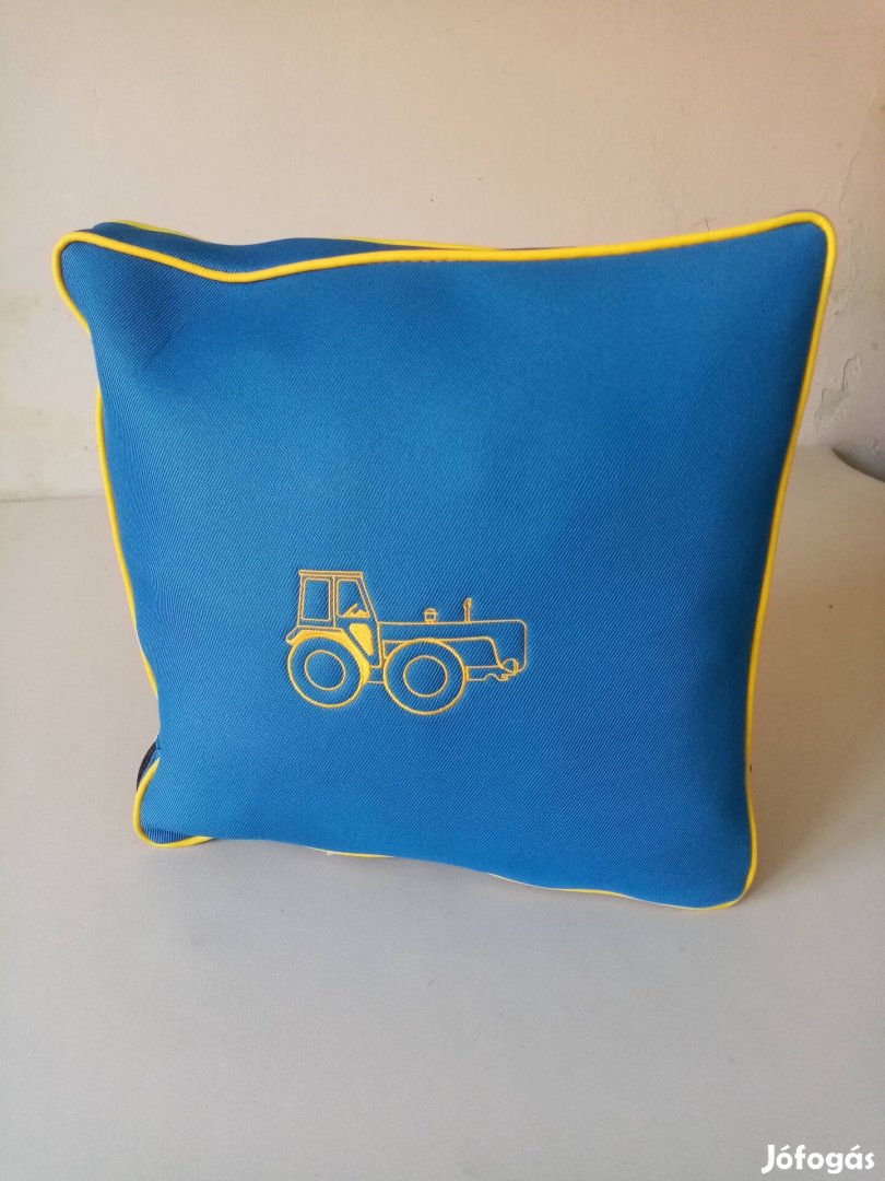 Párna traktor mintás. Kék-sárga. 