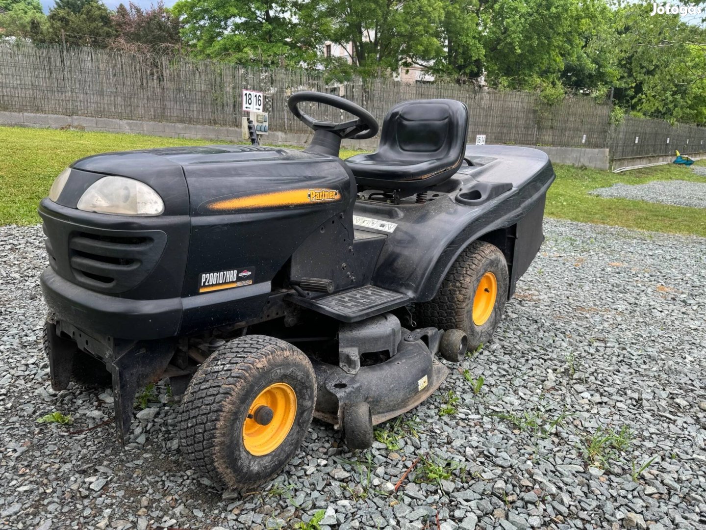 Partner fűnyírótraktor 20 Le Briggs motorral 107 cm vágószélesség