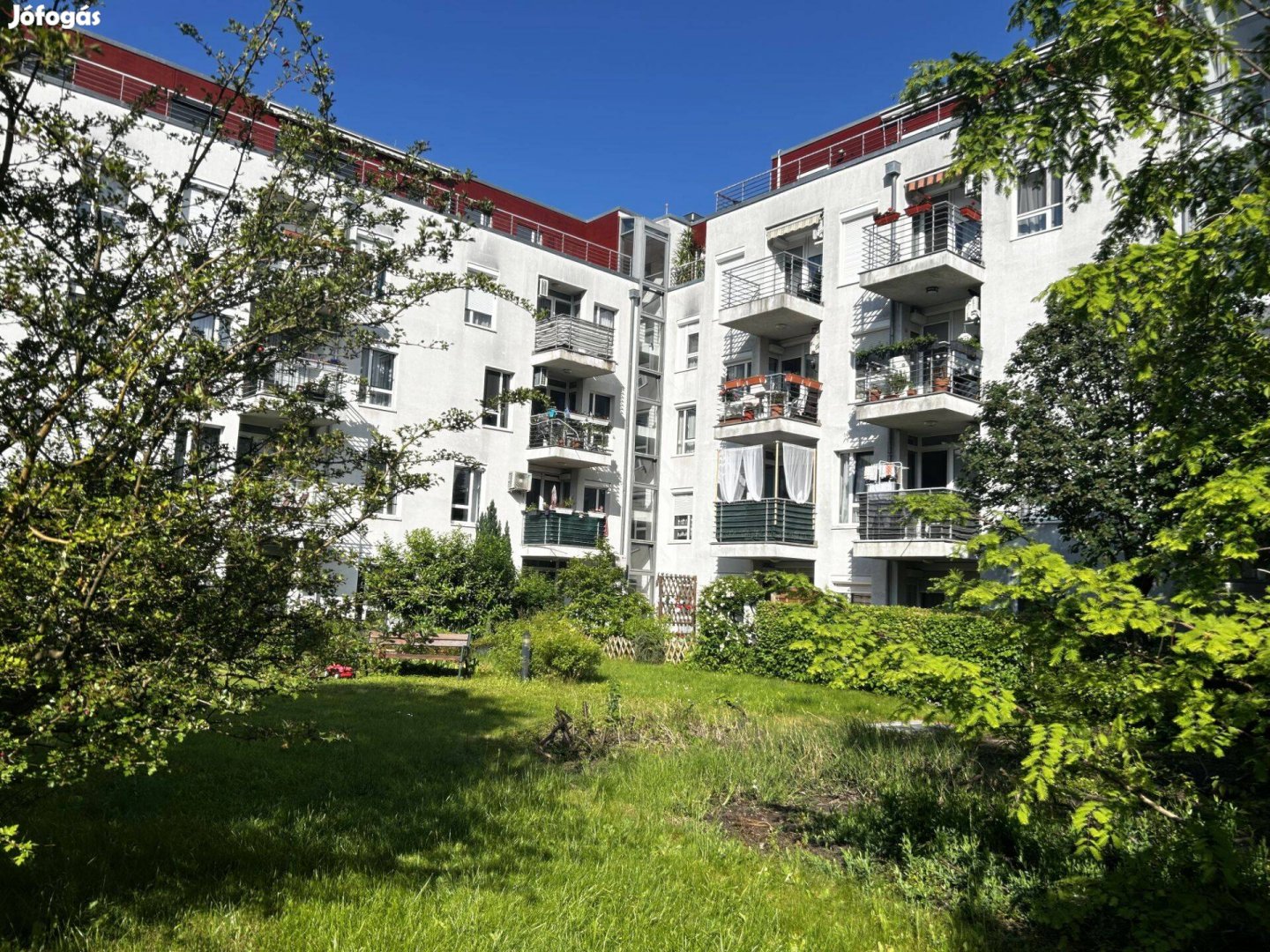 Paskál lakóparkban, 2 szobás + erkély, újszerű lakás, parkos környezet