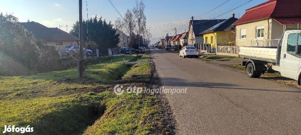 Pásztói 841 nm-es telek eladó