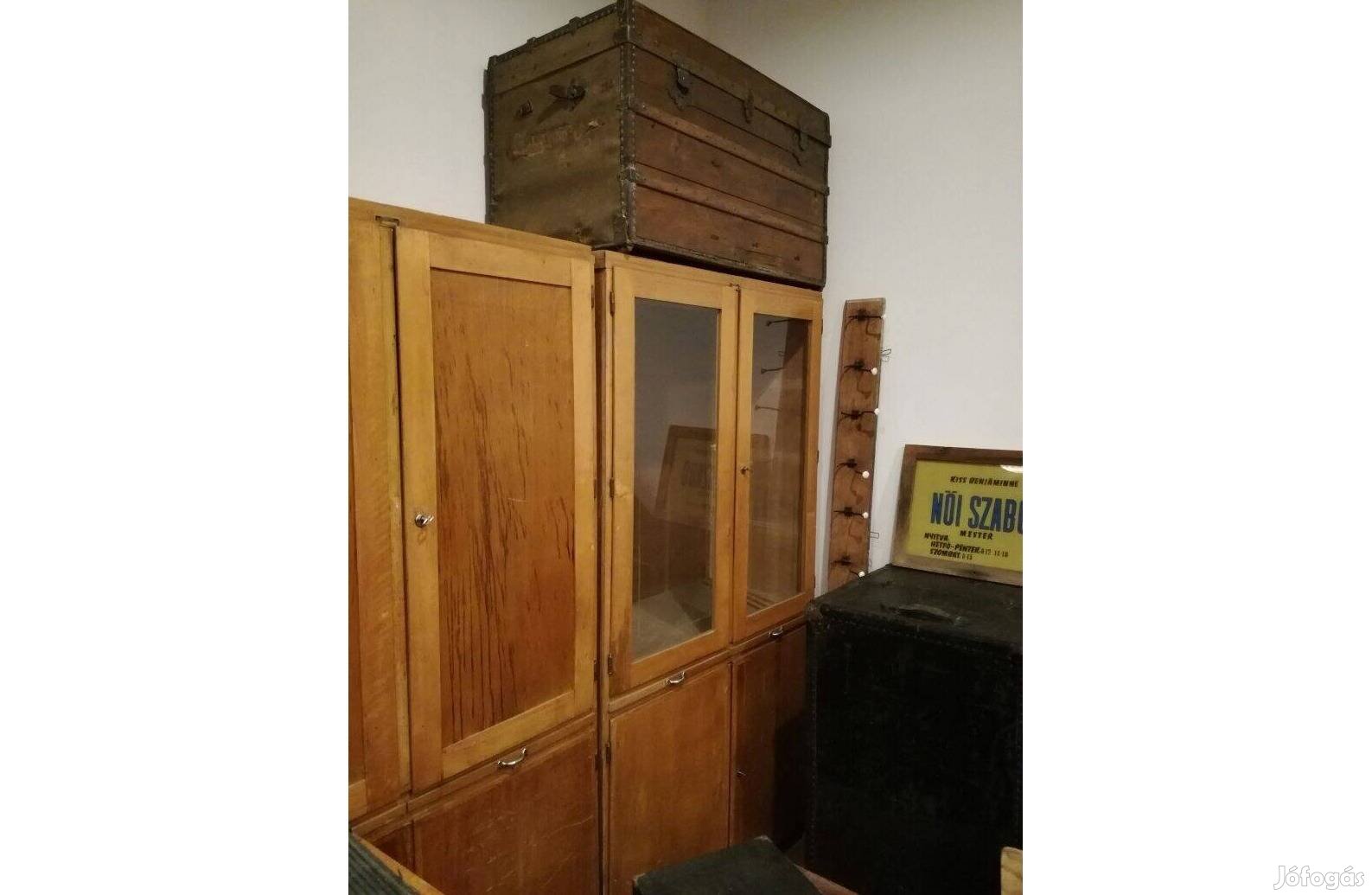 Patikai bútor, régi gyógyszertári szekrény, vitrin (3 darab) 1947-ből