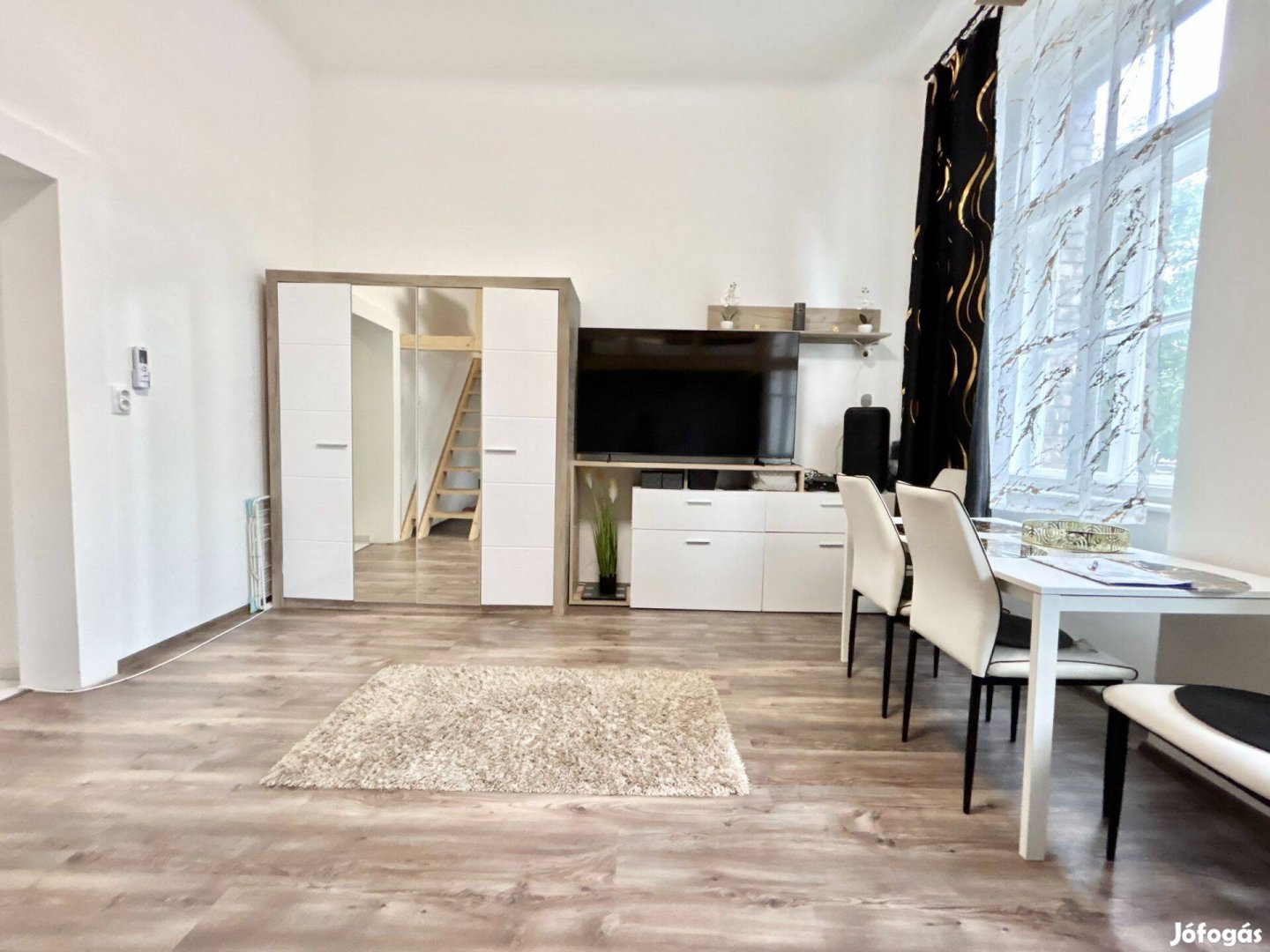 Patinás lakóparkban található, 35 m-es, Erkélyes lakás Eladó