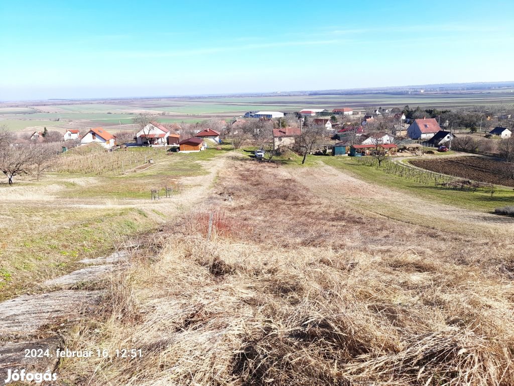 Pázmándon belterületi hétvégi ház