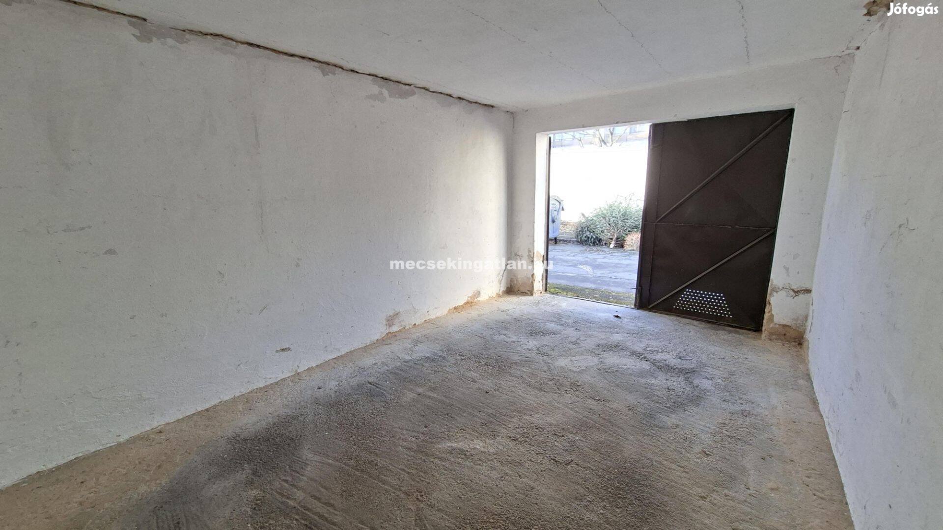 Pécs Attila utcában kiadó zárt garázs