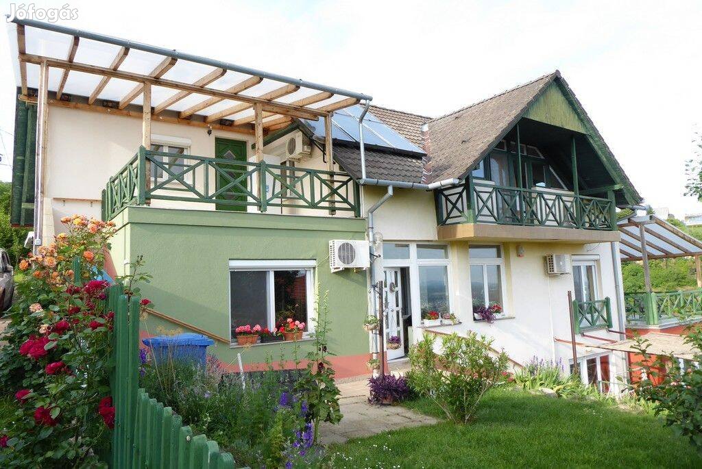 Pécs-Bálicson a Szamóca dűlőben 3 szintes, 5,5 szobás, duplagarázsos,